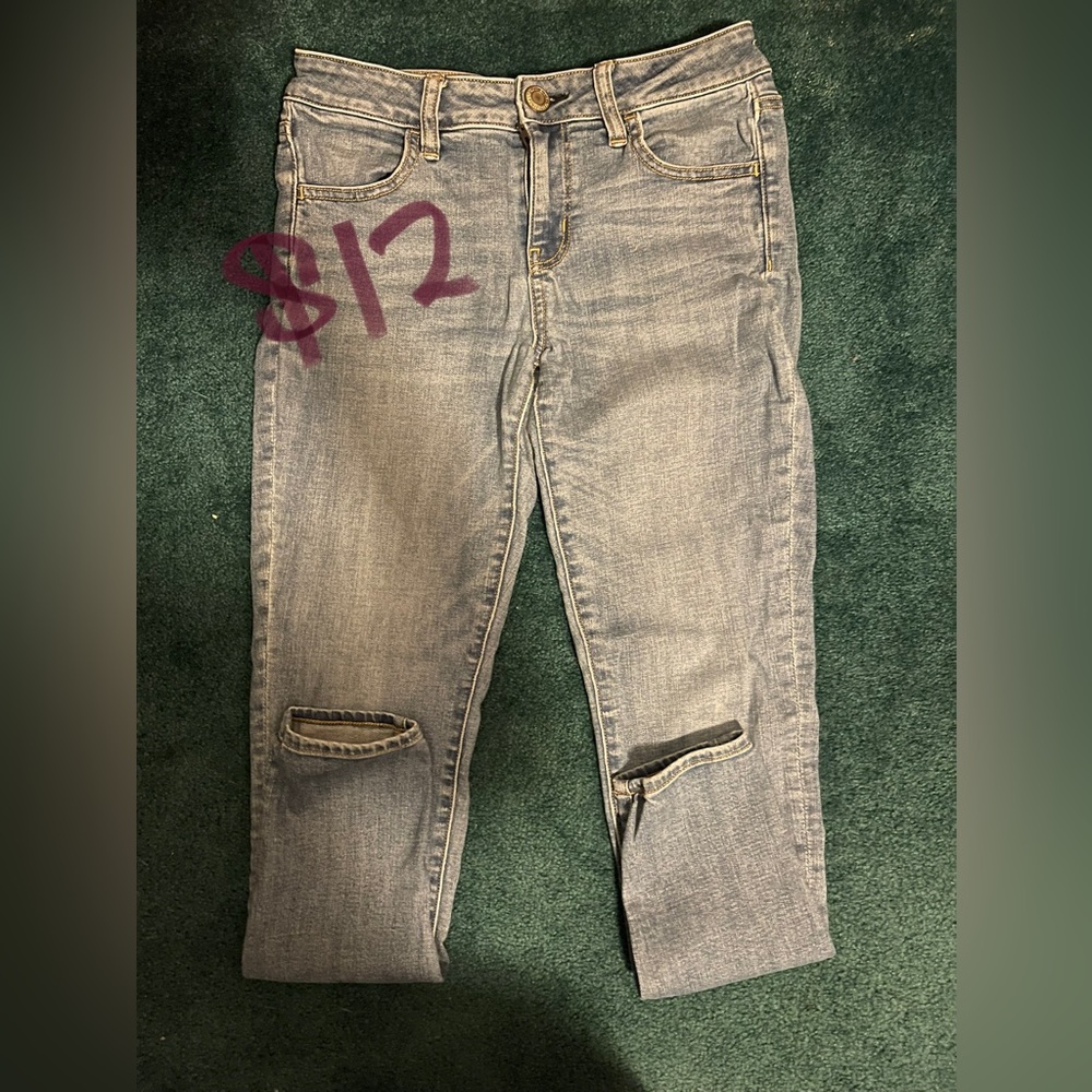 American eagle size 4; light blue ripped jegging